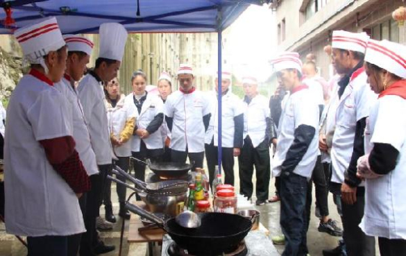 三都厨师培训 三都举办厨师技能培训班,拓宽移民就业渠道