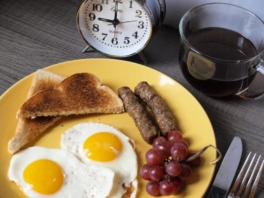 把一日三餐早点吃完有助于抑制食欲来减肥