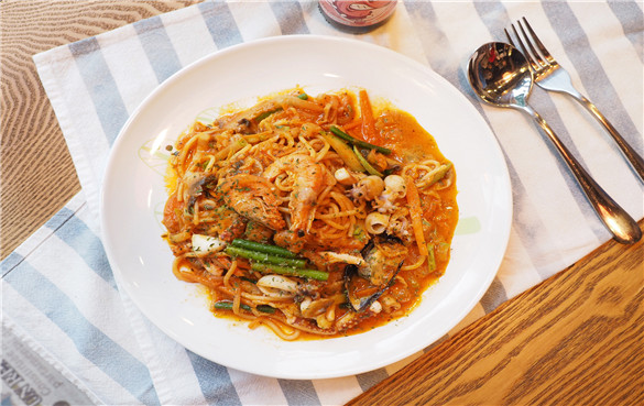 如何在微波炉里加热意大利面？