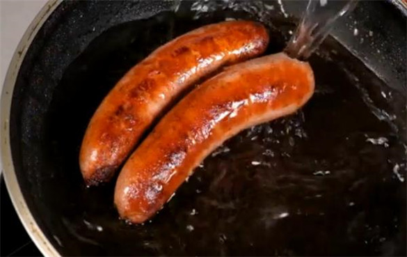 香肠的做法：如何用煎锅来蒸香肠？