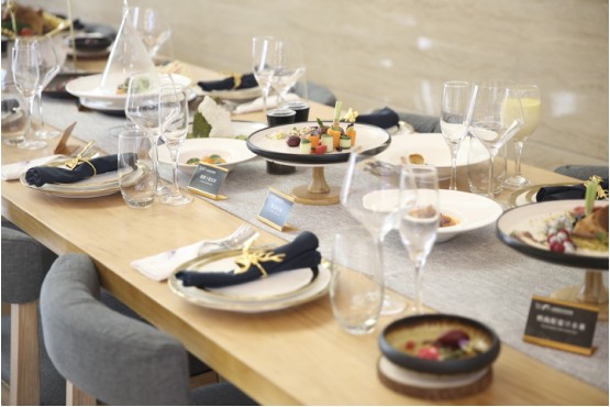 影帝黄渤驾到新东方，提笔蛋糕为新东方庆生