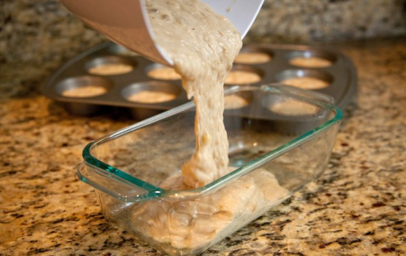 如何防止香蕉面包烘焙中顶部塌陷？