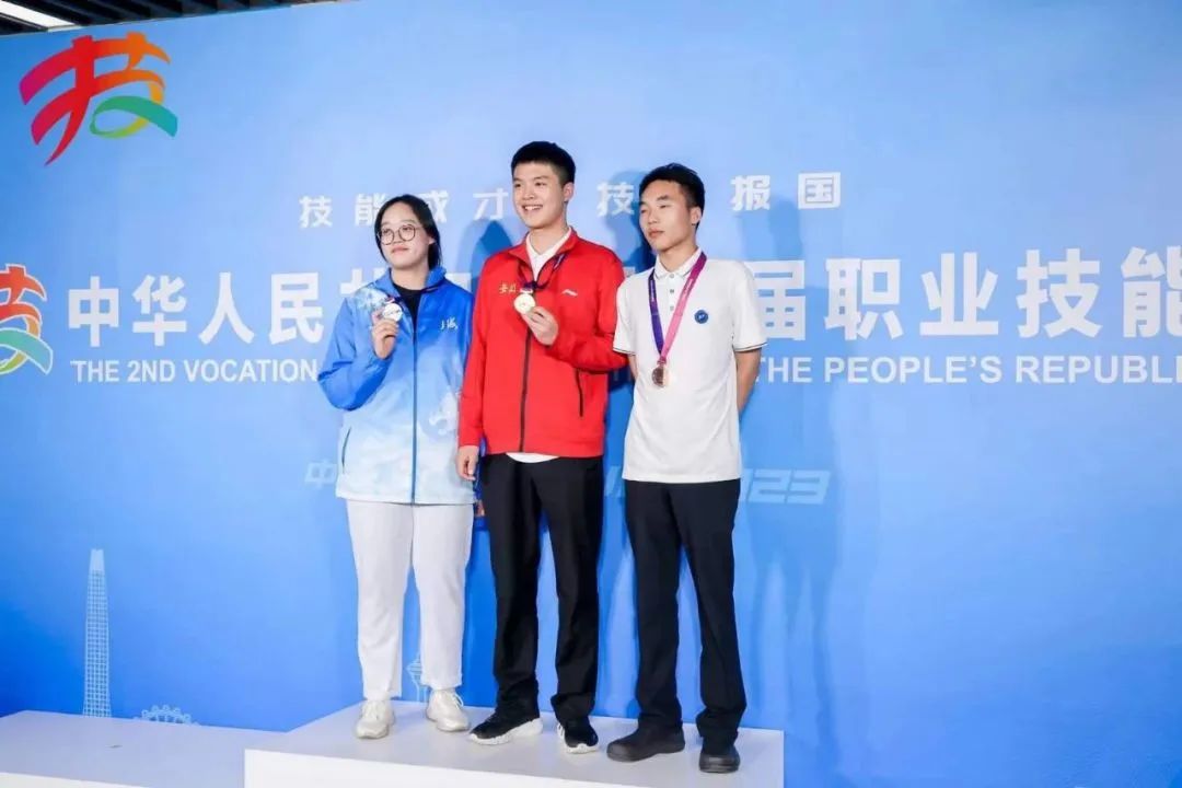 重磅!新东方烹饪学子在全国第二届职业技能大赛中斩获西餐项目金牌!