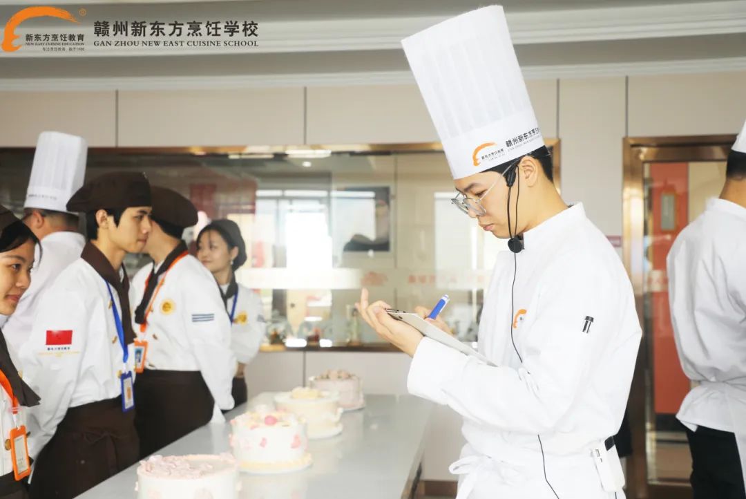 指尖生花,甜蜜绽放,赣州新东方菁英西点2201班裱花蛋糕阶段考核圆满结束