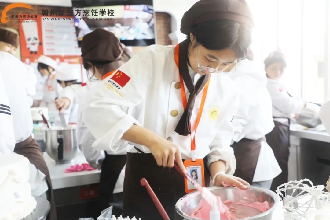 指尖生花,甜蜜绽放,赣州新东方菁英西点2201班裱花蛋糕阶段考核圆满结束