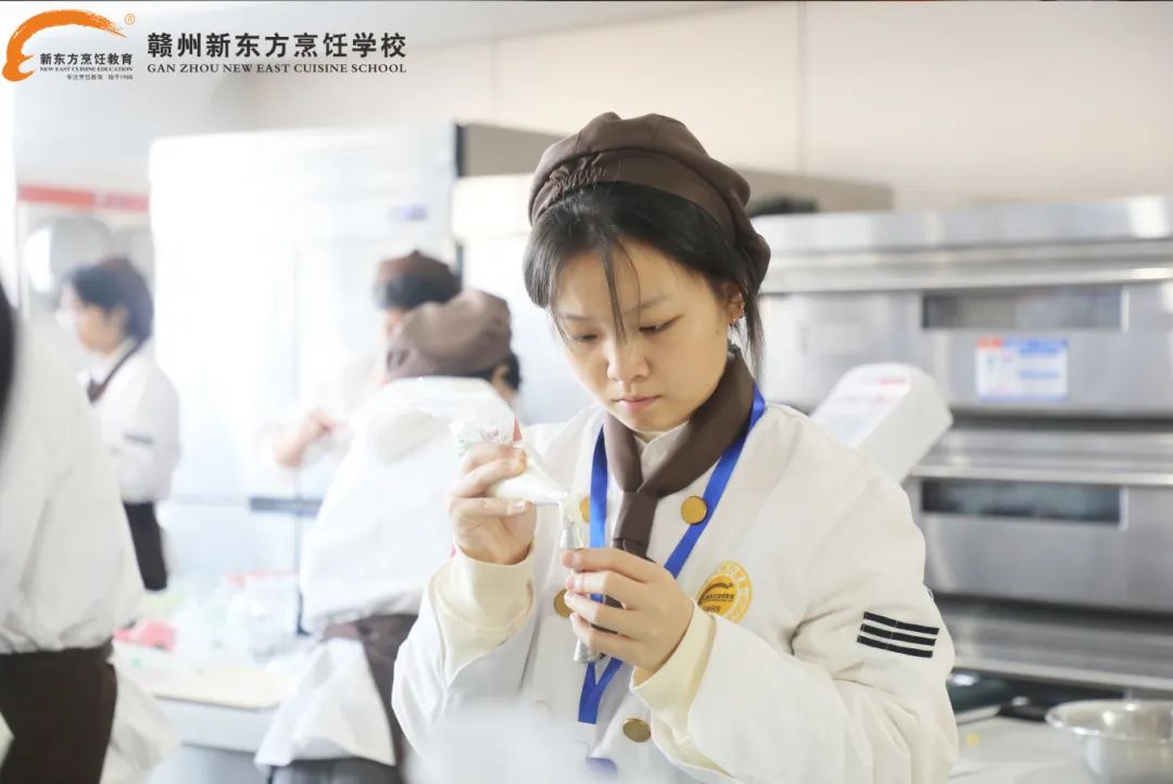 指尖生花,甜蜜绽放,赣州新东方菁英西点2201班裱花蛋糕阶段考核圆满结束