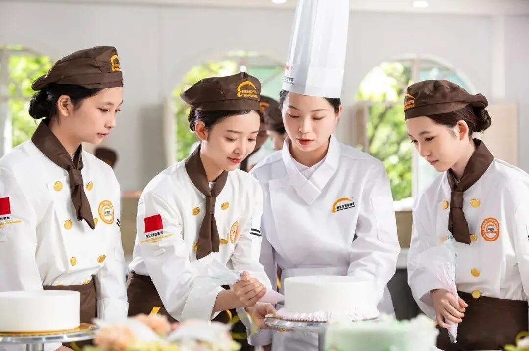 校企联动促就业，匠心筑梦育英才！上海裕莲茶楼走进赣州新东方开展专场招聘宣讲