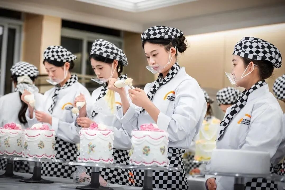 校企联动促就业，匠心筑梦育英才！上海裕莲茶楼走进赣州新东方开展专场招聘宣讲